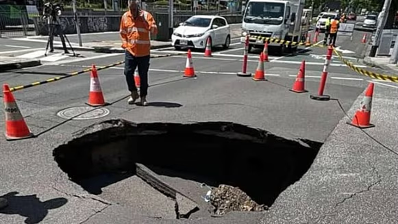 澳洲繁华路段惊现巨大“天坑”！引发晚高峰交通拥堵（组图） - 2