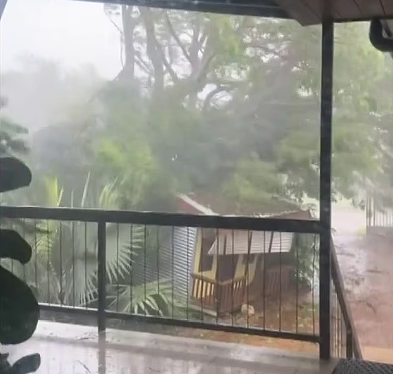 三级飓风席卷澳洲一地!狂风“撕碎”医院屋顶,电线被扯断爆炸(视频/组图) - 3