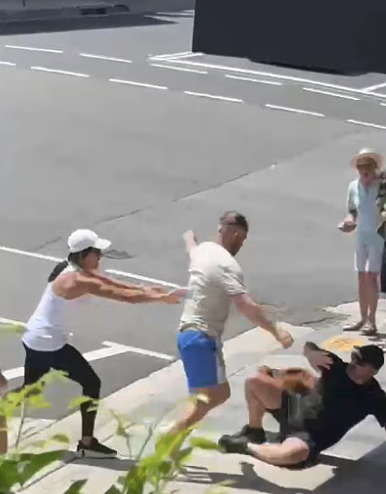 三个字引爆悉尼街头全武行!海滨胜地路怒事件,行人司机大打出手(组图) - 2