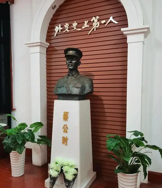刘劲松插兜日官低头照,被放“外交史第一人”蔡公时纪念碑前(组图) - 2
