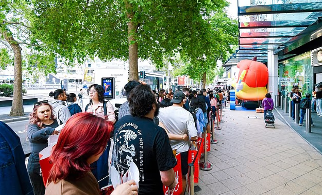 澳华人区街头数千人排长龙!甘愿等待数小时,只为...(组图) - 2