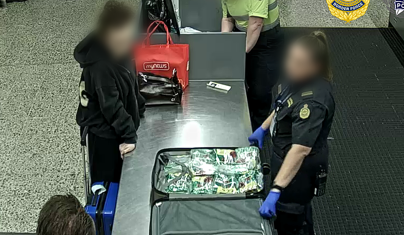 两女子入境澳洲，行李箱中“藏猫腻”，价值超$3300万！当场被捕（组图） - 3