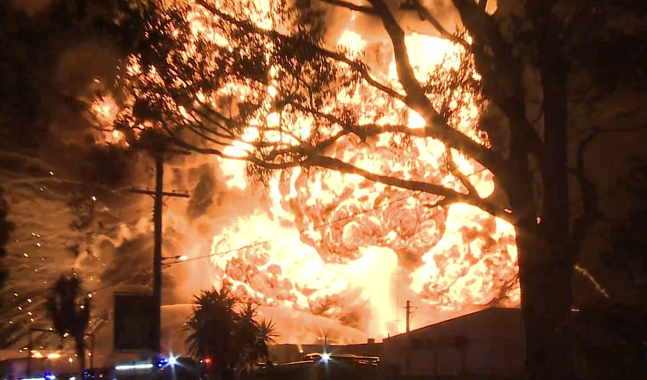 悉尼工厂发生剧烈爆炸！数公里外有震感，火焰高达150米，数百消防员赶往救援（视频/组图） - 2