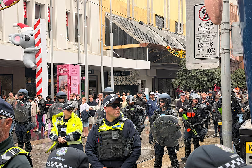 墨尔本CBD再次爆发反移民游行！一国党党魁到场力挺，大批警员维持秩序（组图） - 9