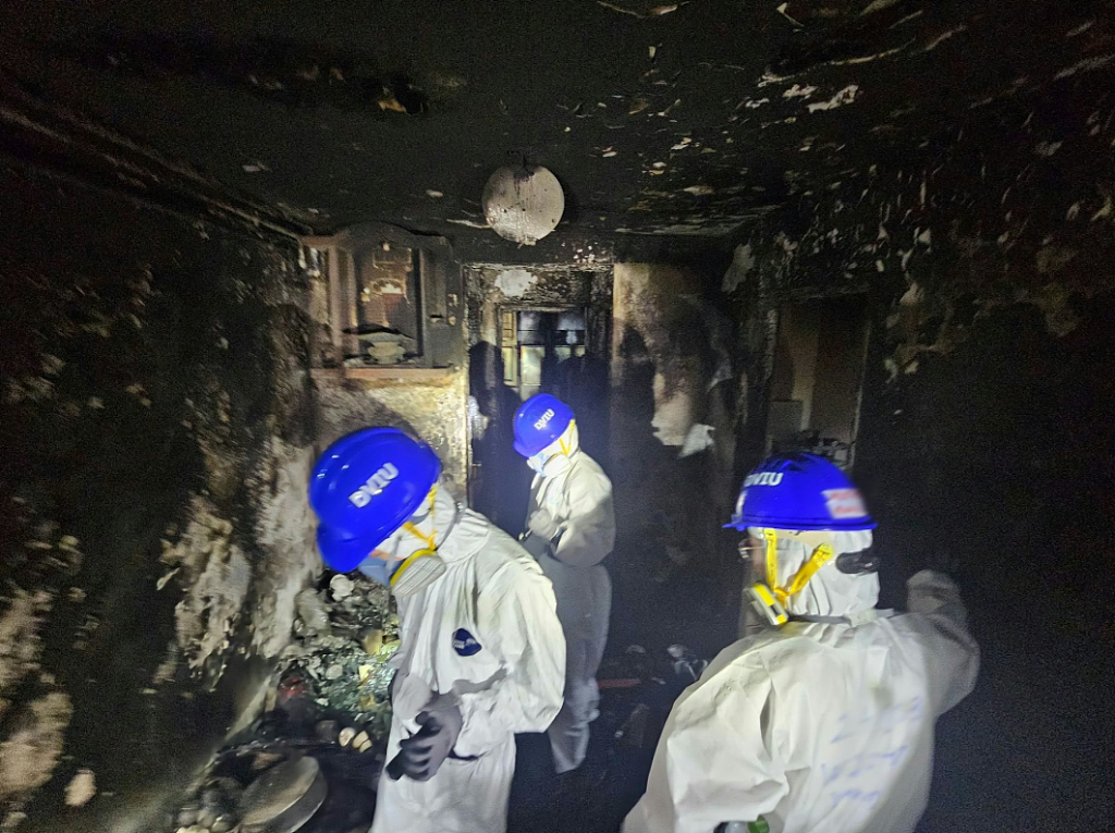 香港宏福苑火场内部曝光 ，满目疮痍、惨不忍睹！警方指房间、楼梯、天台均找到遗体（组图） - 6