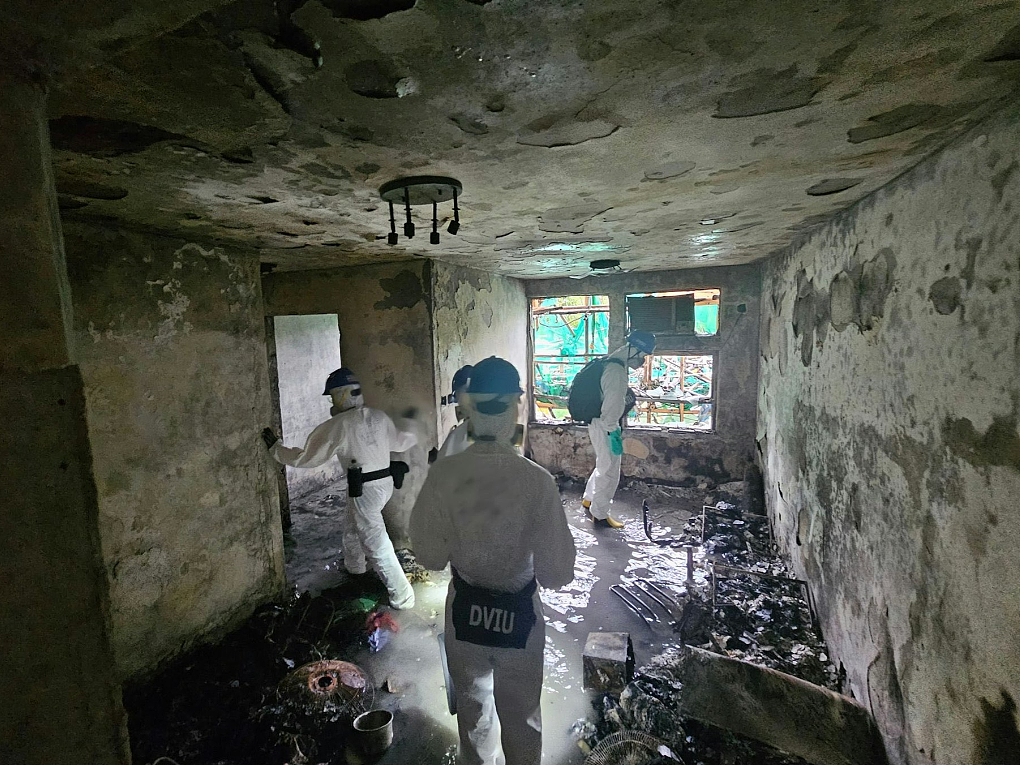 香港宏福苑火场内部曝光 ，满目疮痍、惨不忍睹！警方指房间、楼梯、天台均找到遗体（组图） - 10
