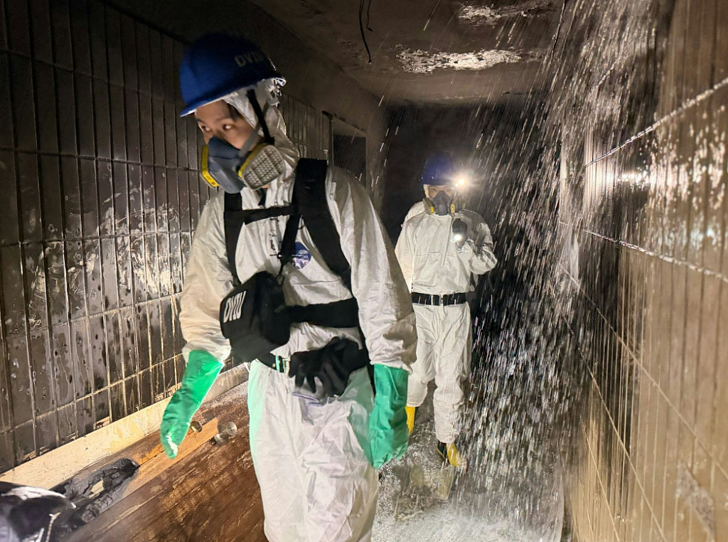 香港宏福苑火场内部曝光 ，满目疮痍、惨不忍睹！警方指房间、楼梯、天台均找到遗体（组图） - 12