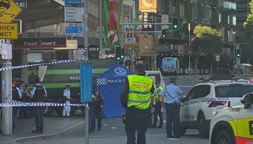 现场封锁！悉尼CBD今晨悲惨车祸，电动车骑手遭垃圾车撞击身亡（组图） - 1
