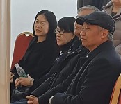 杨振宁去世一个月后，翁帆与妈妈看展近照曝光，打扮朴素笑容和善（组图）