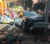 广州一汽车高速冲上人行道！多人遭撞飞命危（视频/组图）