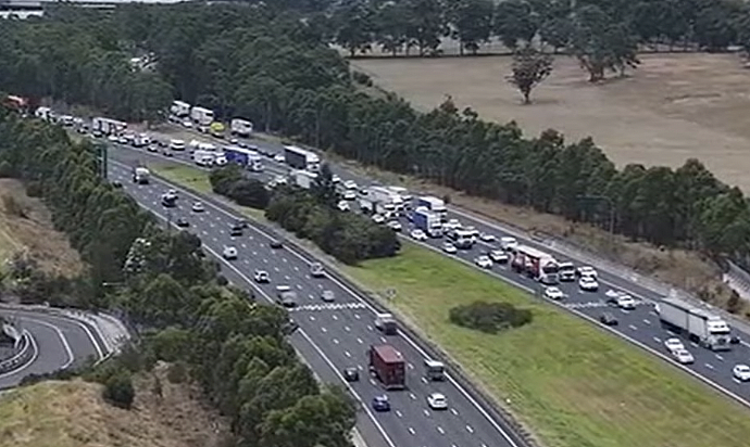 悉尼Hume Highway汽车起火爆炸,引燃草地致交通严重延误(组图) - 3
