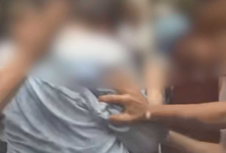 悉尼顶尖私校曝出羞辱性“人墙仪式”，17岁男生被诱骗遭啤酒浇头殴打（组图） - 2