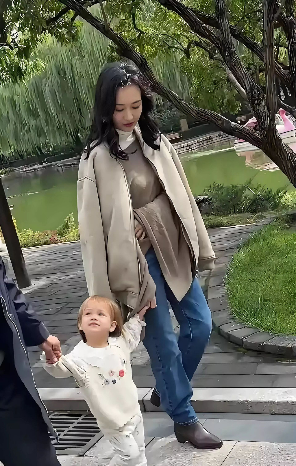 王鸥和妈妈牵着女儿散步, 女儿黄头发小眼睛(组图) - 4
