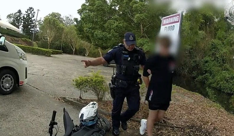 七周1650张罚单!昆州警方圣诞前严打电动自行车、滑板车违法骑行(组图) - 2