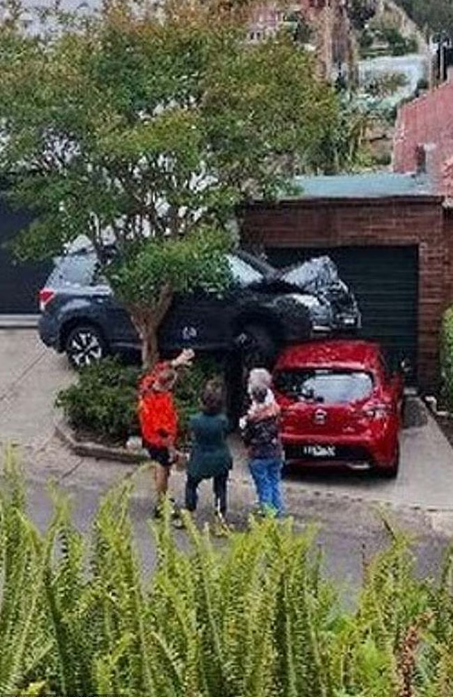 澳洲离奇车祸,SUV竟“飞”上邻居车顶!现场照片疯传,网友:油门当刹车了?(组图) - 3
