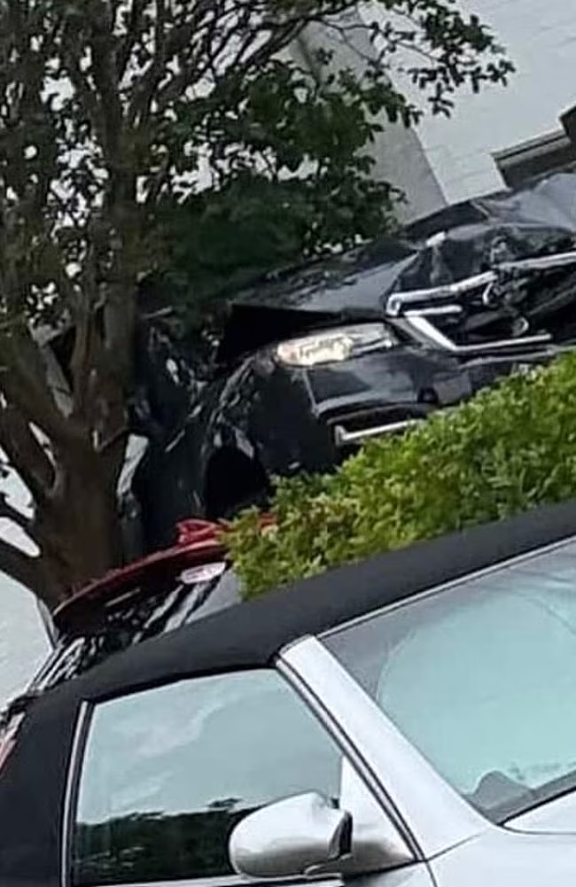 澳洲离奇车祸,SUV竟“飞”上邻居车顶!现场照片疯传,网友:油门当刹车了?(组图) - 4