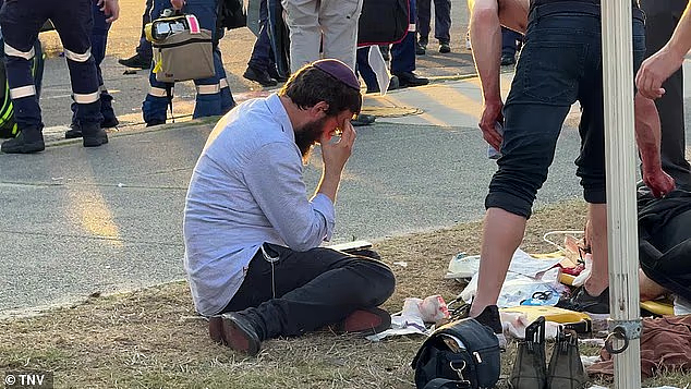 Bondi恐袭幸存者回忆惊魂一刻！澳男为妻子挡下子弹，当场惨死！目击者：有人跳海求生（视频/组图） - 5