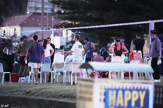 Bondi恐袭幸存者回忆惊魂一刻！澳男为妻子挡下子弹，当场惨死！目击者：有人跳海求生（视频/组图） - 7