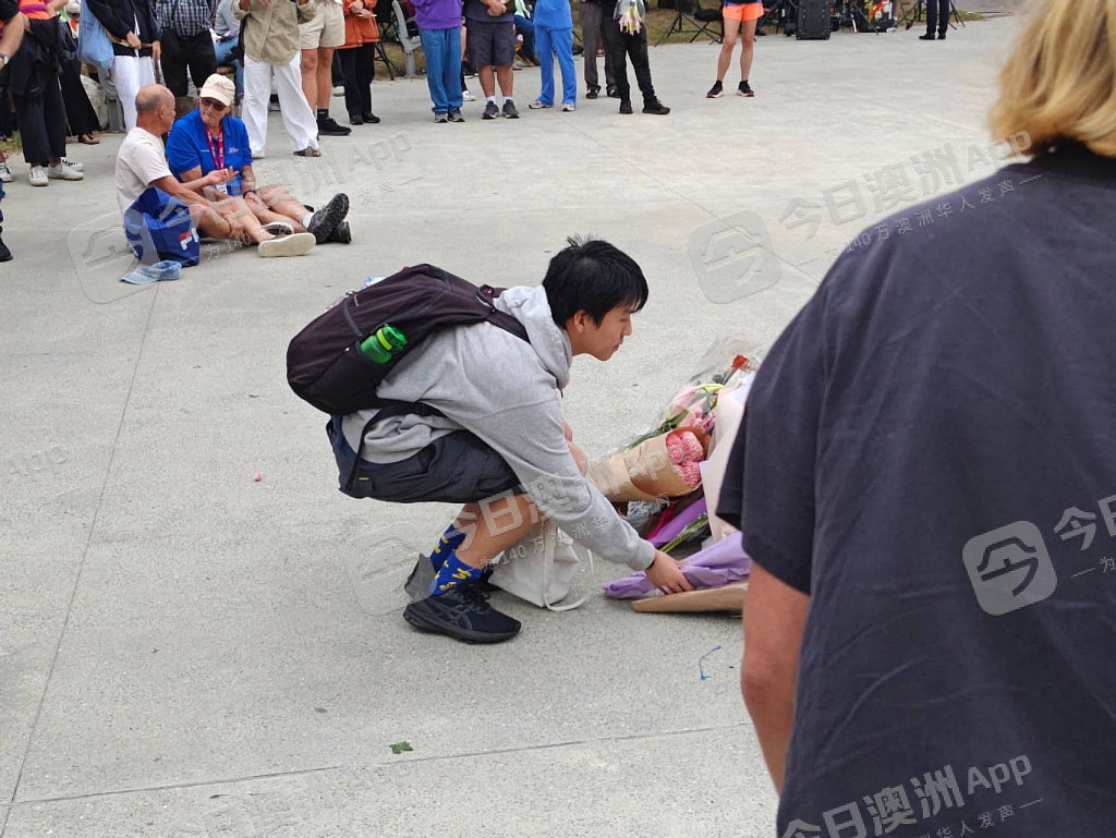 悲恸！悉尼民众自发悼念恐袭死难者，Bondi海滩已成花海！华人沉痛哀悼，“不再仇恨，更多爱”（视频/组图） - 20