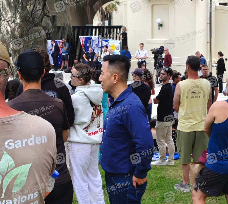 悲恸！悉尼民众自发悼念恐袭死难者，Bondi海滩已成花海！华人沉痛哀悼，“不再仇恨，更多爱”（视频/组图） - 24