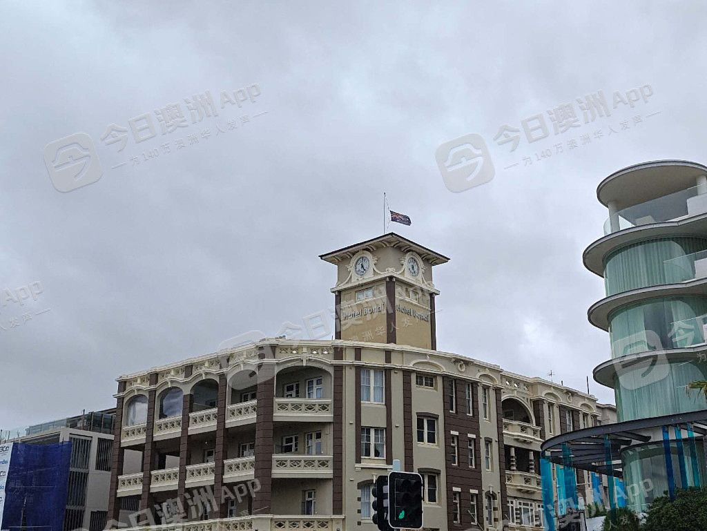悲恸！悉尼民众自发悼念恐袭死难者，Bondi海滩已成花海！华人沉痛哀悼，“不再仇恨，更多爱”（视频/组图） - 2