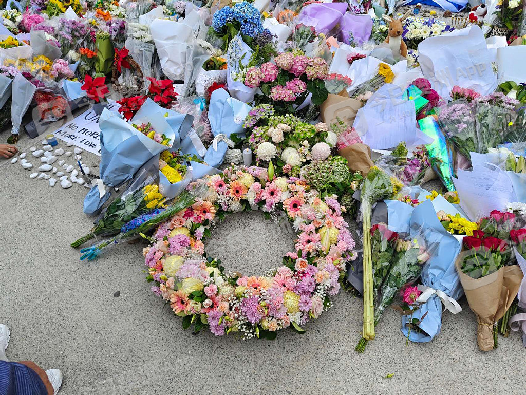 悲恸！悉尼民众自发悼念恐袭死难者，Bondi海滩已成花海！华人沉痛哀悼，“不再仇恨，更多爱”（视频/组图） - 6