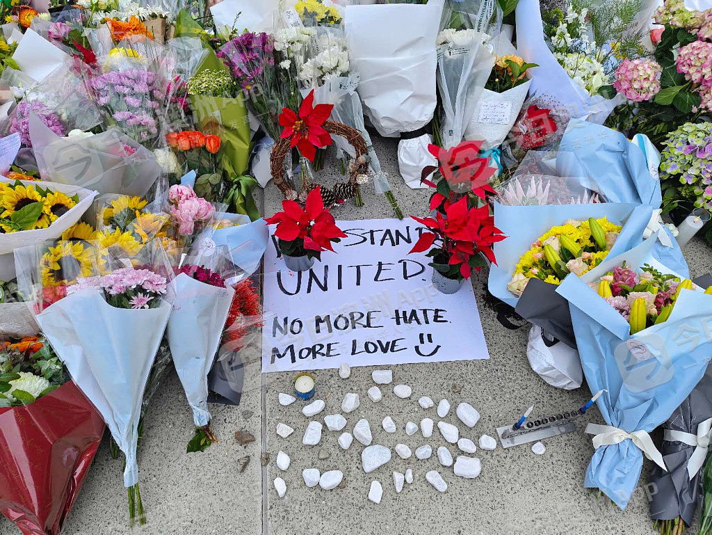 悲恸！悉尼民众自发悼念恐袭死难者，Bondi海滩已成花海！华人沉痛哀悼，“不再仇恨，更多爱”（视频/组图） - 8