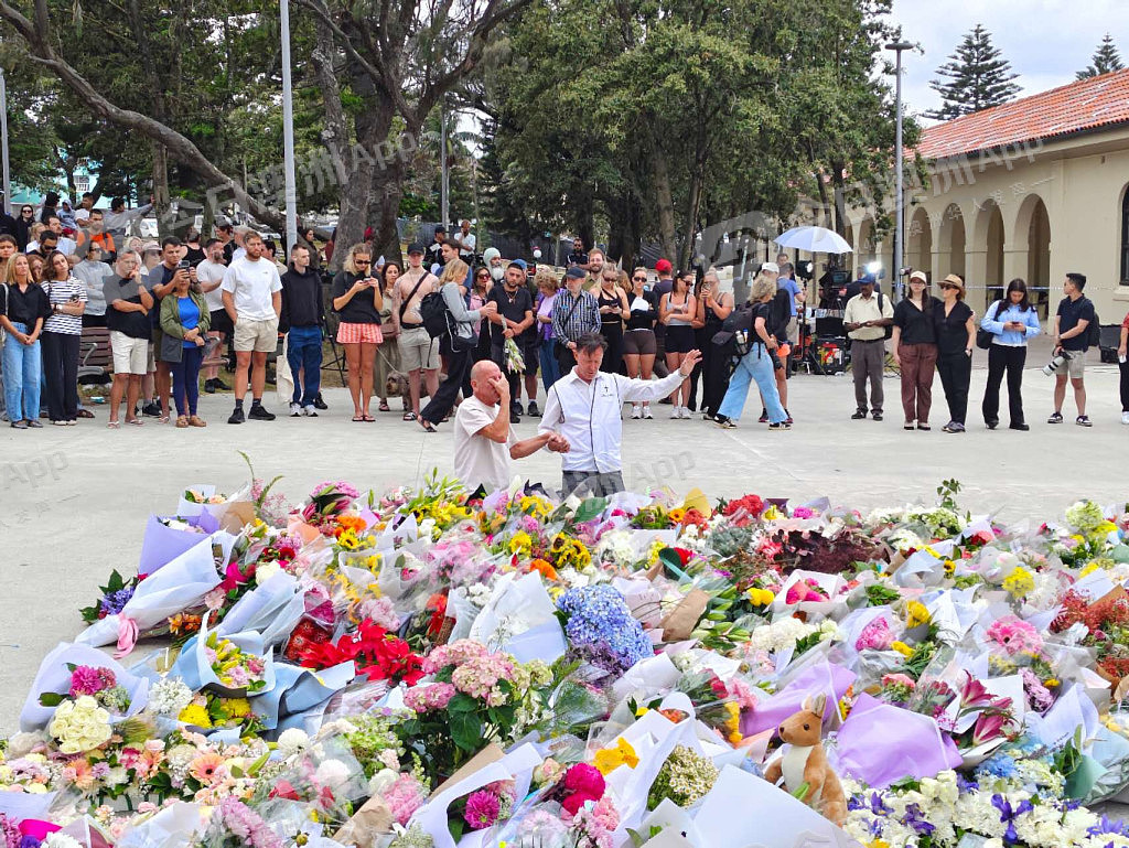 悲恸！悉尼民众自发悼念恐袭死难者，Bondi海滩已成花海！华人沉痛哀悼，“不再仇恨，更多爱”（视频/组图） - 10