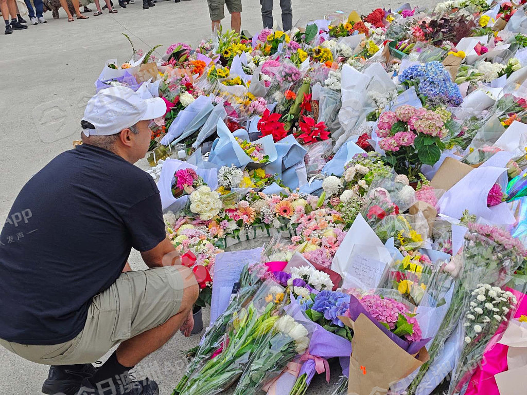 悲恸！悉尼民众自发悼念恐袭死难者，Bondi海滩已成花海！华人沉痛哀悼，“不再仇恨，更多爱”（视频/组图） - 16