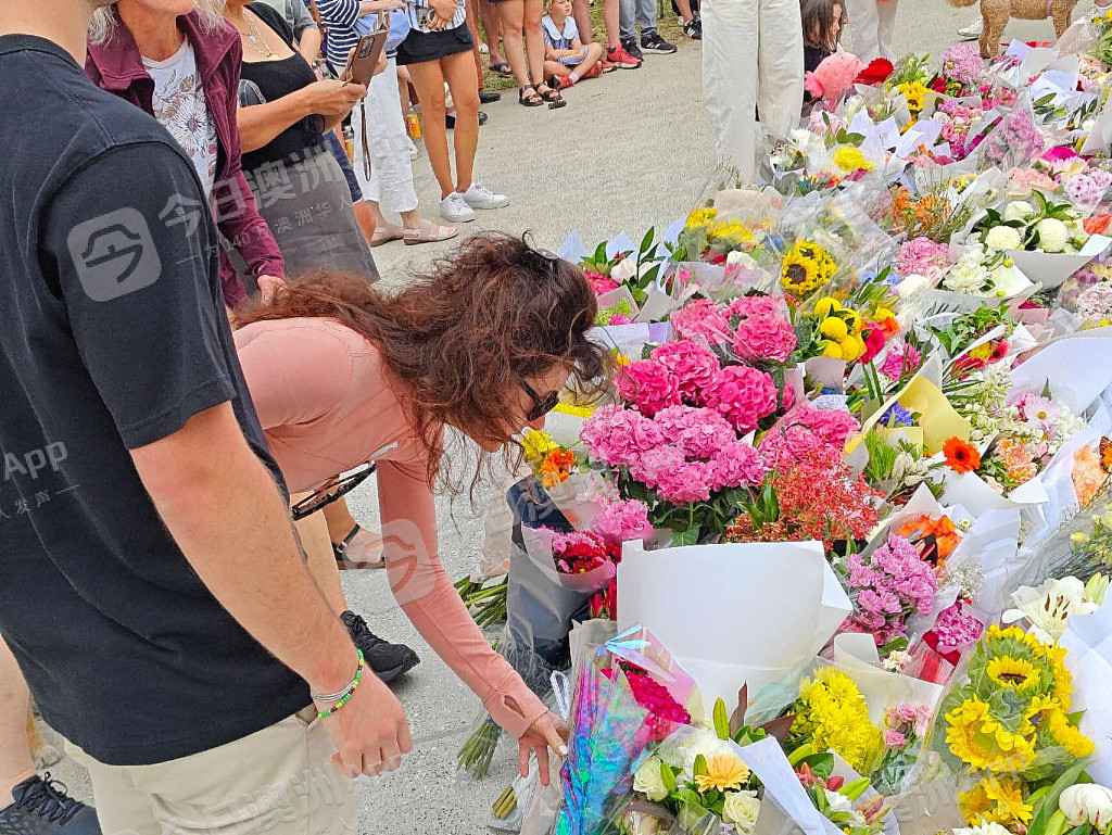 悲恸！悉尼民众自发悼念恐袭死难者，Bondi海滩已成花海！华人沉痛哀悼，“不再仇恨，更多爱”（视频/组图） - 17