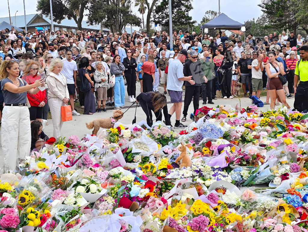 悲恸！悉尼民众自发悼念恐袭死难者，Bondi海滩已成花海！华人沉痛哀悼，“不再仇恨，更多爱”（视频/组图） - 18