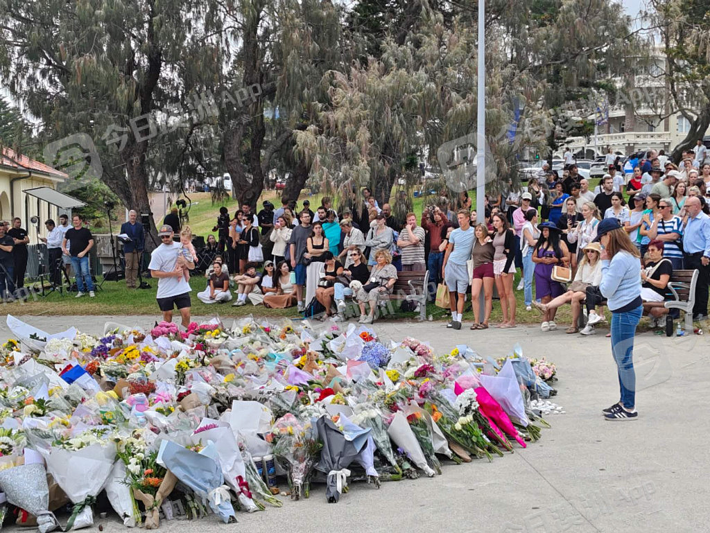 悲恸！悉尼民众自发悼念恐袭死难者，Bondi海滩已成花海！华人沉痛哀悼，“不再仇恨，更多爱”（视频/组图） - 22