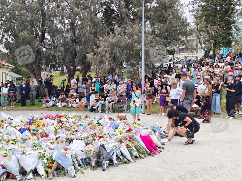 悲恸！悉尼民众自发悼念恐袭死难者，Bondi海滩已成花海！华人沉痛哀悼，“不再仇恨，更多爱”（视频/组图） - 21