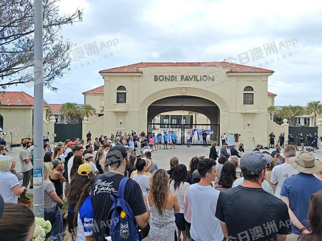 悲恸！悉尼民众自发悼念恐袭死难者，Bondi海滩已成花海！华人沉痛哀悼，“不再仇恨，更多爱”（视频/组图） - 3