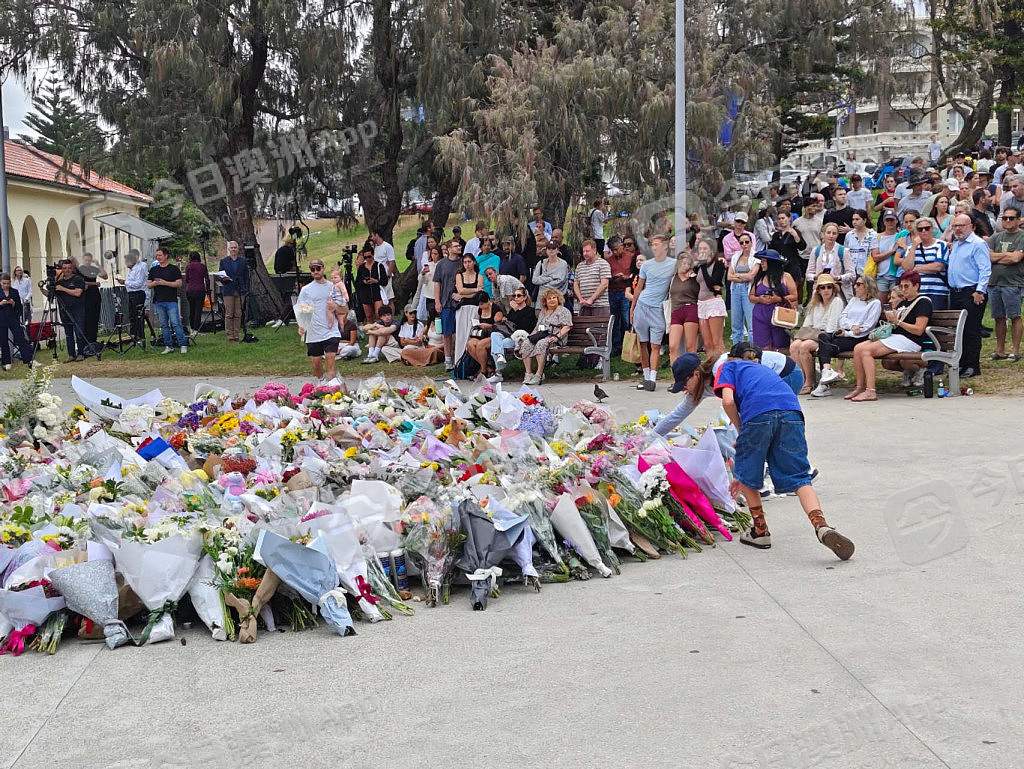 悲恸！悉尼民众自发悼念恐袭死难者，Bondi海滩已成花海！华人沉痛哀悼，“不再仇恨，更多爱”（视频/组图） - 23