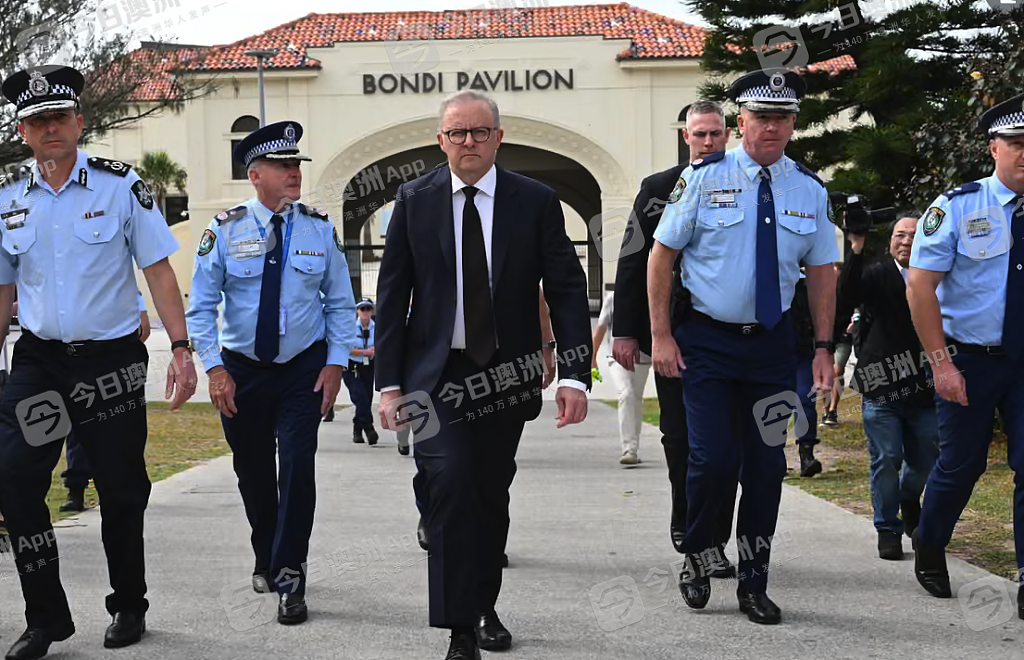 悲恸！悉尼民众自发悼念恐袭死难者，Bondi海滩已成花海！华人沉痛哀悼，“不再仇恨，更多爱”（视频/组图） - 25
