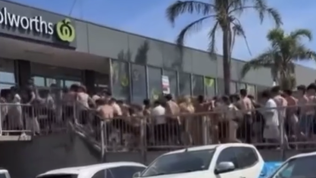 墨尔本海滩暴力失控!数百teenager大闹Woolies超市,踩踏惊现,防暴警察出动清场(组图) - 2