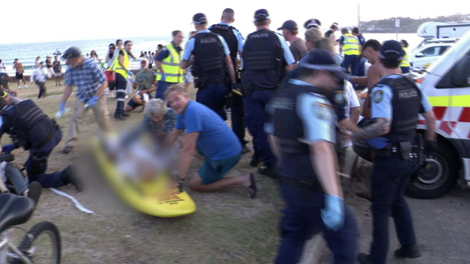 子弹横飞中，他跳海救起溺水者：Bondi海滩橙色英雄们的生死六分钟（组图） - 2