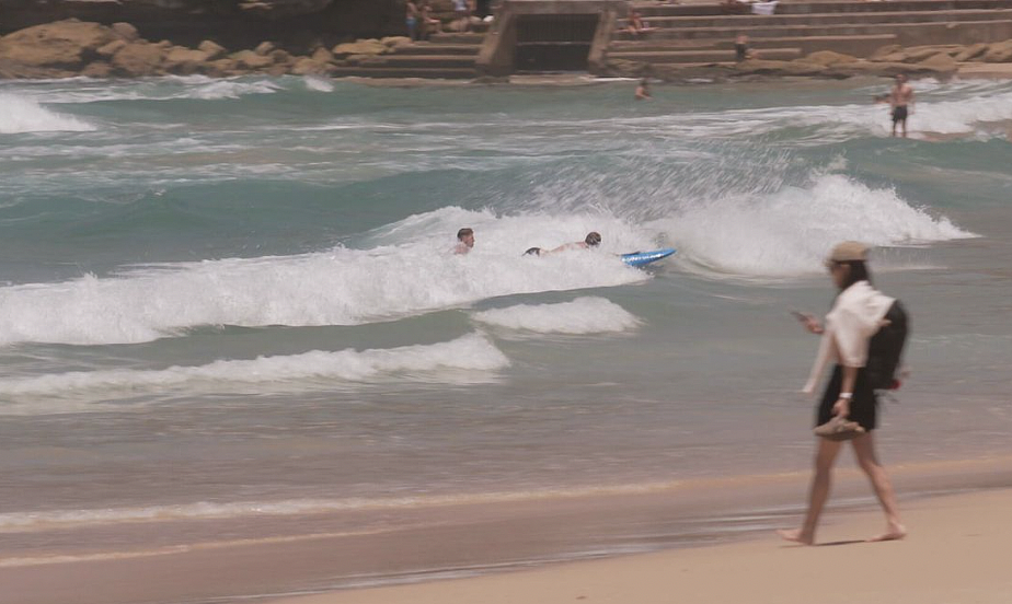 子弹横飞中，他跳海救起溺水者：Bondi海滩橙色英雄们的生死六分钟（组图） - 6