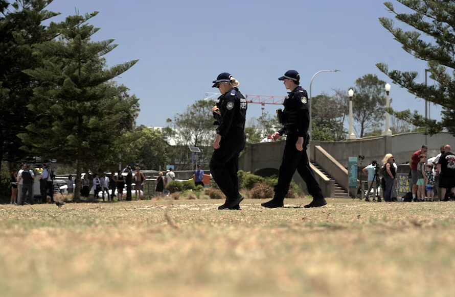 前警司剖析Bondi海滩恐袭：开放式环境、瞬时抉择与社区安保的“防御困境”（组图） - 5