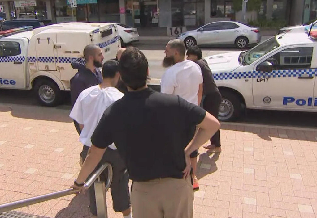 【邦迪恐袭】警方称枪手父子不属于恐怖组织；夺枪英雄再度入院（视频/组图） - 65