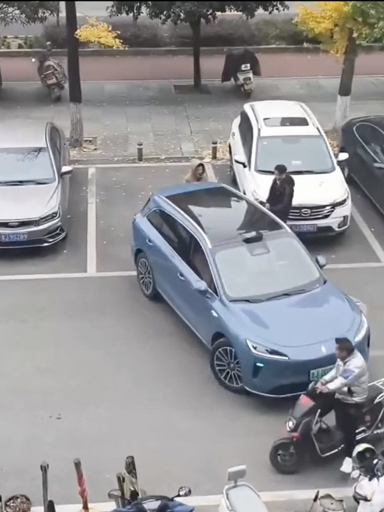 澳洲大妈人肉占车位，不料被自动泊车当场“教做人”，律师：最高可罚2200澳元 - 2