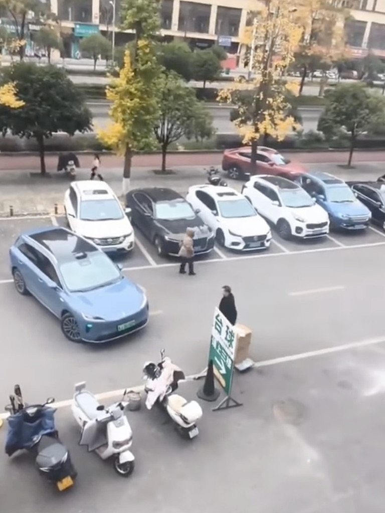 澳洲大妈人肉占车位，不料被自动泊车当场“教做人”，律师：最高可罚2200澳元 - 3