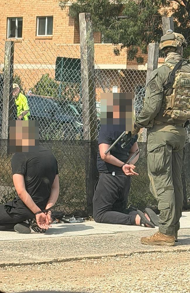 7名男子组团前往Bondi，遭反恐警察逮捕！警方：有极端思想，但证据不足只能放人（组图） - 4
