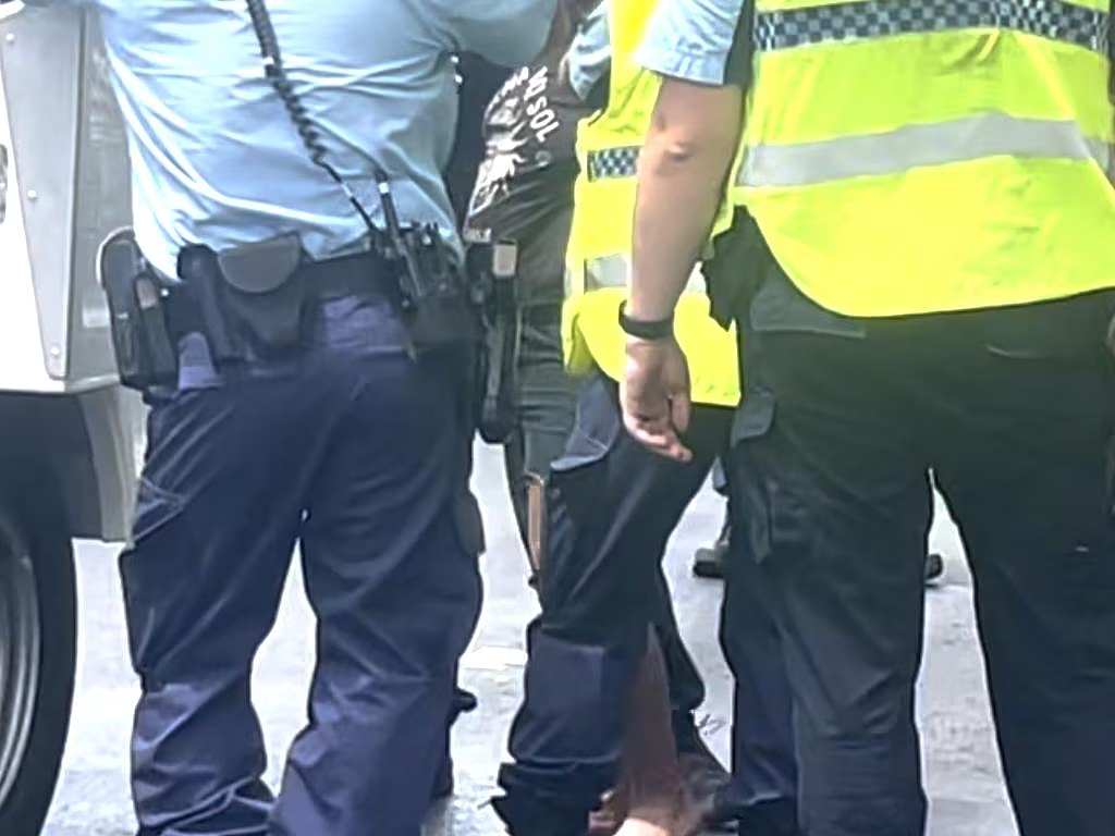 现场拔枪！悉尼今早惊险抓捕，警方当街逮捕一名女子，紧急澄清：与Bondi恐袭无关（组图） - 5
