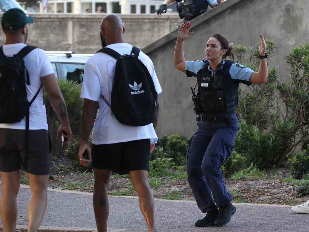 Bondi恐袭时被吓到无法动弹?悉尼女警遭网暴,真相是…(组图) - 2