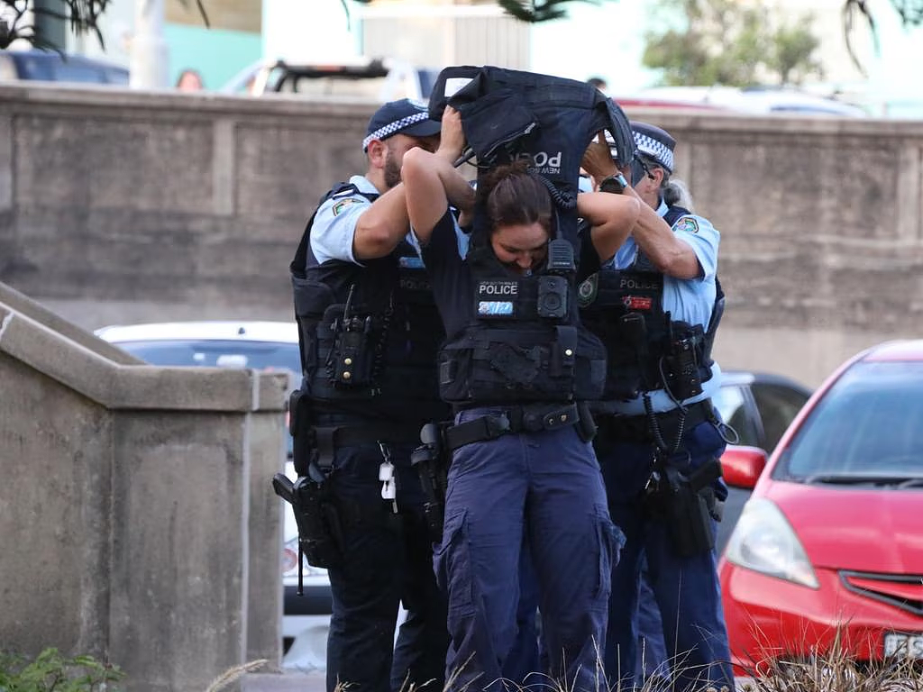 【邦迪恐袭】警方称枪手父子不属于恐怖组织；夺枪英雄再度入院（视频/组图） - 58