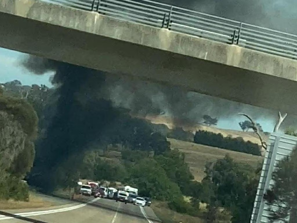 载锂电池卡车在澳洲高速路爆燃,毒烟弥漫!现场交通瘫痪(组图) - 3