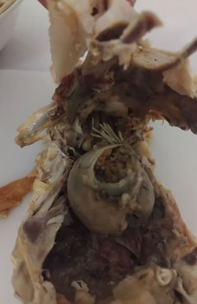 Coles烤鸡中惊现粪便？顾客惊呆！超市紧急回应：已展开调查，深表歉意（组图） - 2