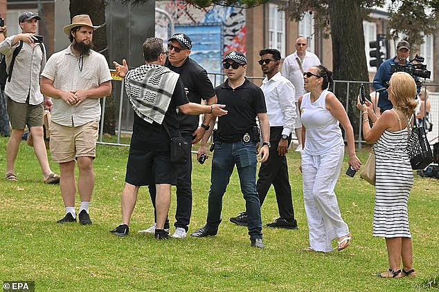 Bondi海滩再现紧张一幕！1男子遭警方驱离（组图） - 2